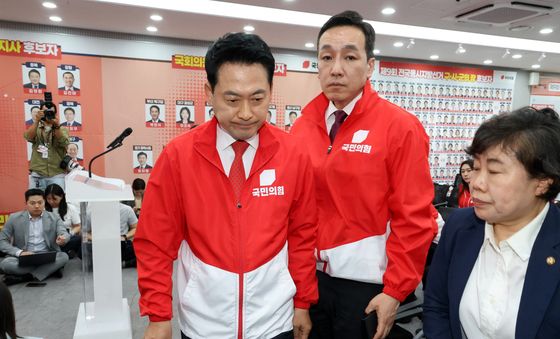 브리핑 마치고 이동하는 장동혁 대표