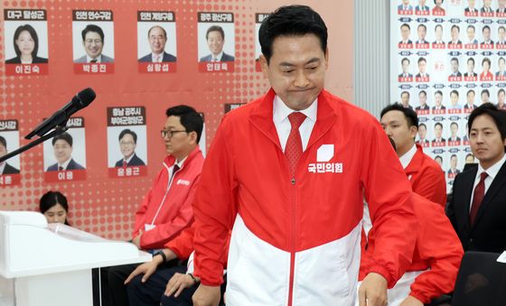 브리핑 마친 장동혁 대표