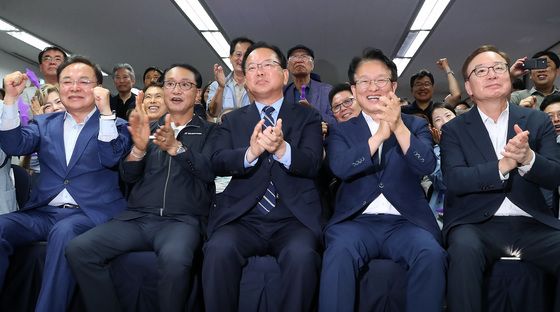 출구조사 지켜보는 김부겸 후보
