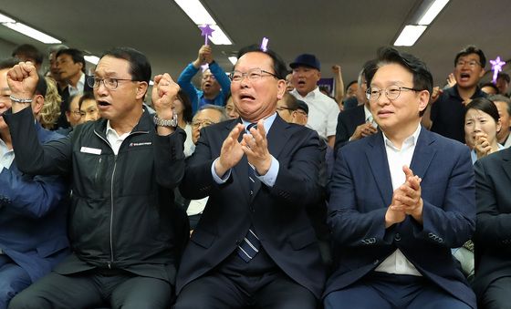 출구조사 지켜보는 김부겸 후보