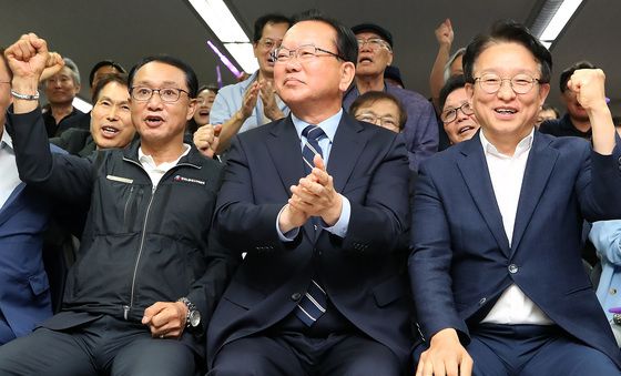 출구조사 지켜보는 김부겸 후보
