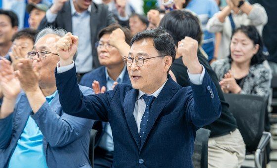출구조사 결과에 환호하는 정근식 후보