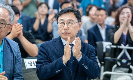출구조사 결과에 박수치는 정근식 서울시교육감 후보