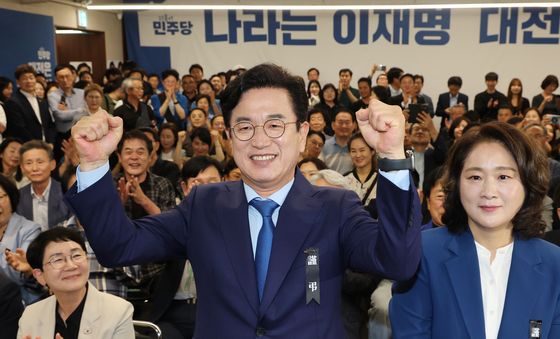 환호하는 허태정 대전시장 후보