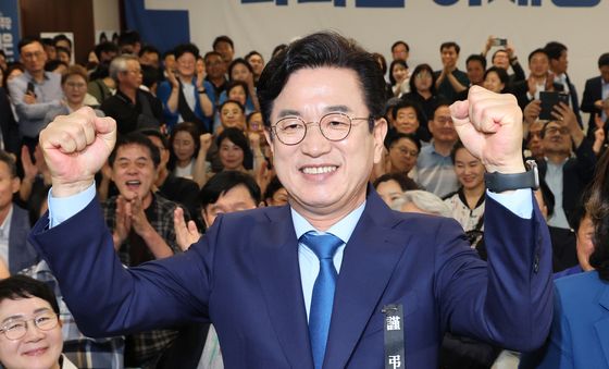 기뻐하는 허태정 대전시장 후보