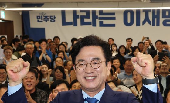 허태정 주먹 불끈 환호