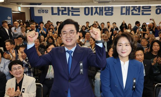 환호하는 허태정 대전시장 후보