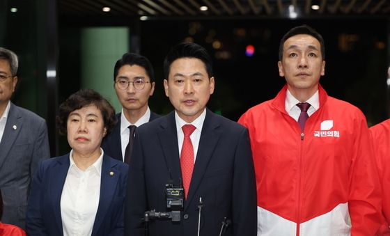 중앙선관위 항의 방문한 장동혁 대표