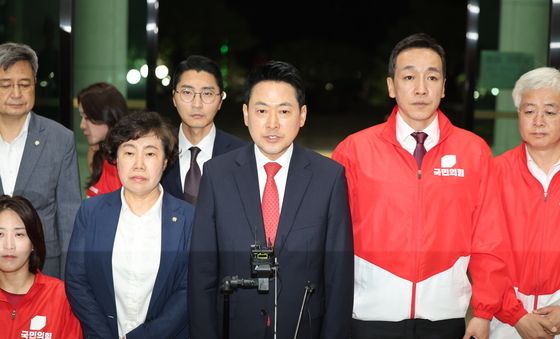 중앙선관위 항의 방문한 장동혁 대표