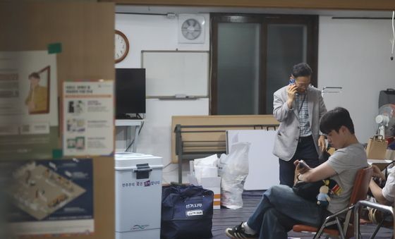 투표소 떠나지 못하는 잠실7동 제2투표소 투표함