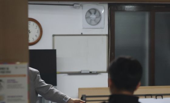 투표용지 부족 사태에 투표소 떠나지 못하는 투표함