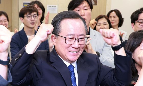 출구조사 결과 환호하는 김석준 부산시교육감 후보
