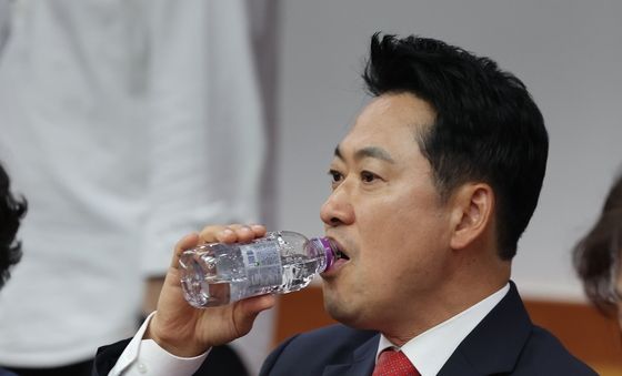 목 축이는 장동혁 대표