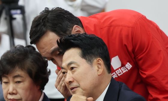 김민수 최고위원과 대화 나누는 장동혁 대표