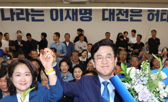 환호하는 허태정 대전시장 후보