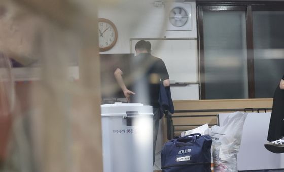 투표소 떠나지 못하는 투표함