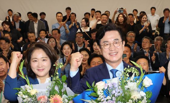 기뻐하는 허태정 대전시장 후보