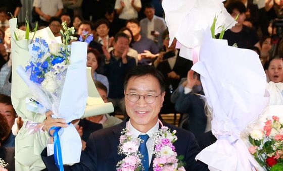 환호하는 위성곤 제주지사 후보