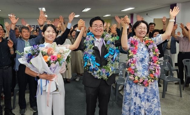 당선 확실 기뻐하는 윤건영 충북교육감 후보