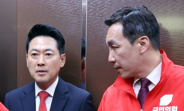 김민수 최고위원과 대화 나누는 장동혁 대표