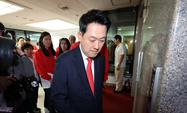 서울시 선관위로 향하는 장동혁 대표