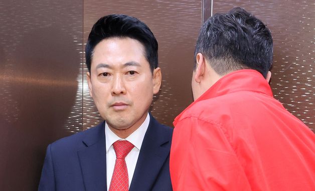 김민수 최고위원과 귀엣말 나누는 장동혁 대표