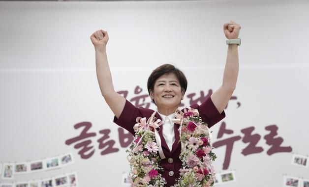 축하 꽃목걸이 받은 강은희 대구교육감 후보