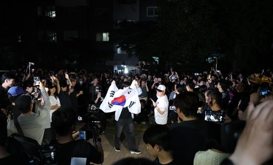 개표 중단 외치는 주민들