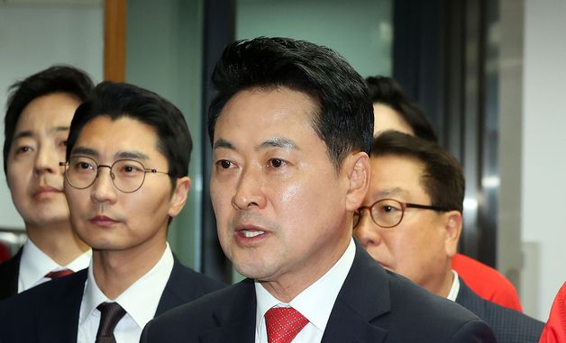 취재진 앞에서 발언하는 장동혁 대표