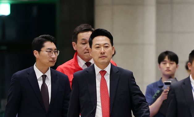 서울시 선관위로 향하는 장동혁 대표