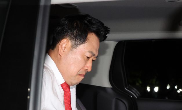 장동혁 대표, 서울시 선관위 향하기 위해 차량 탑승