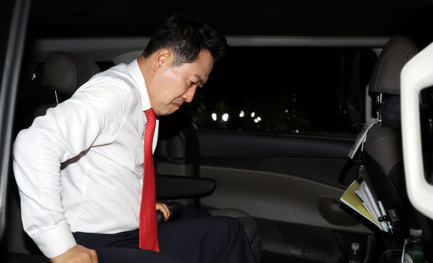 장동혁 대표, 서울시 선관위 향하기 위해 차량 탑승