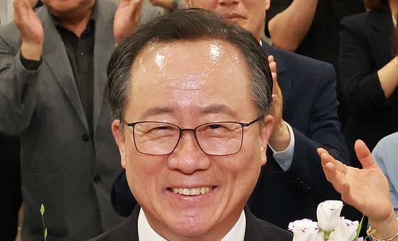 꽃다발 들고 기뻐하는 김석준 부산시교육감 후보
