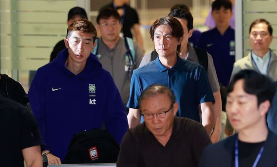 입국하는 홍명보 감독