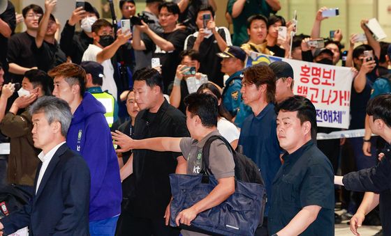 팬들 항의 속 귀국하는 홍명보