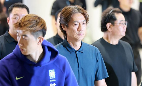 '월드컵 최악 성적에 사퇴' 홍명보 감독 입국