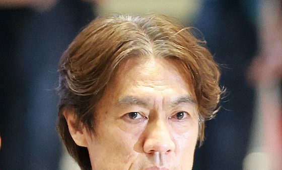 야유 속 입국하는 홍명보 감독