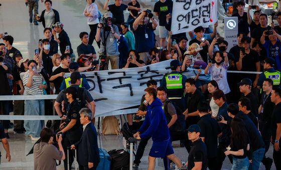 팬들 야유 속 입국하는 홍명보 감독