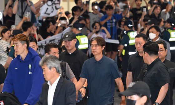 '월드컵 최악 성적 불명예' 홍명보 감독 귀국