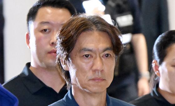 '감독직 사퇴' 홍명보 입국