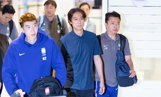 굳은 표정으로 도착한 홍명보 감독