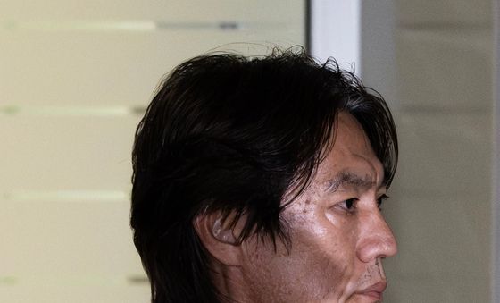 이동하는 홍명보 감독