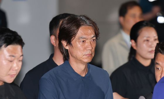 한국 도착해 이동하는 홍명보 감독