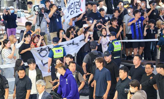 팬들 야유 속 인천공항 도착한 홍명보 감독