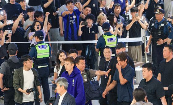 팬들 야유 받는 홍명보 감독