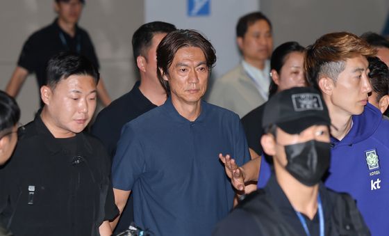 홍명보 '묵묵부답'