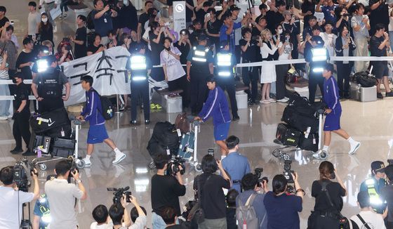 '월드컵 최악 성적' 씁쓸한 귀국