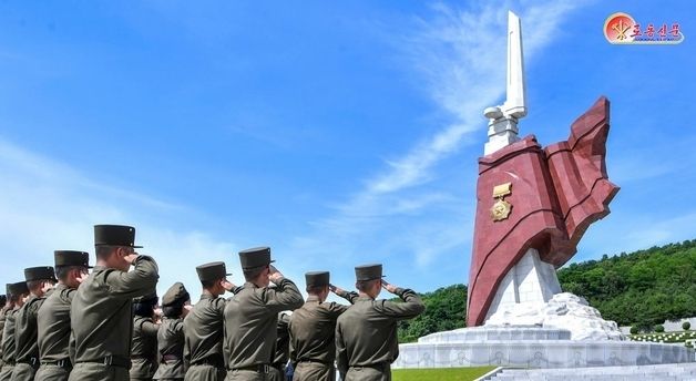 北, '조국수호 정신' 계승 강조…참전열사묘에 '경의'