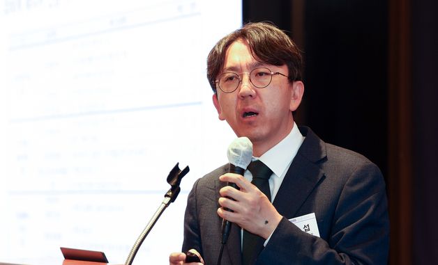 기조발표하는 임강섭 보건복지부 제약바이오산업과장