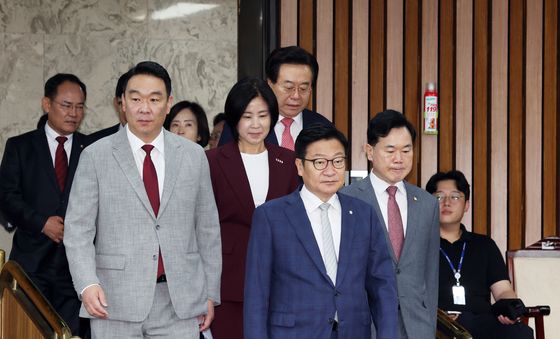 회의 참석하는 정점식 원내대표